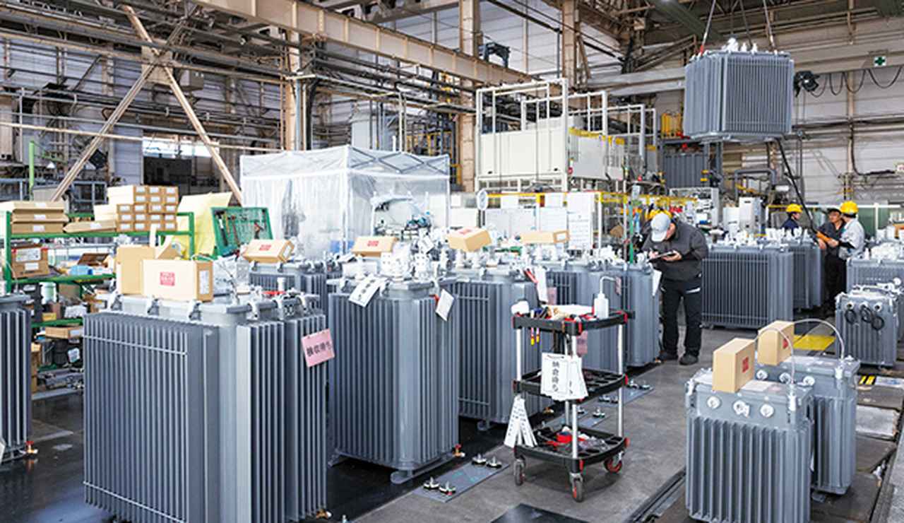 画像: 出荷を待つ油入変圧器