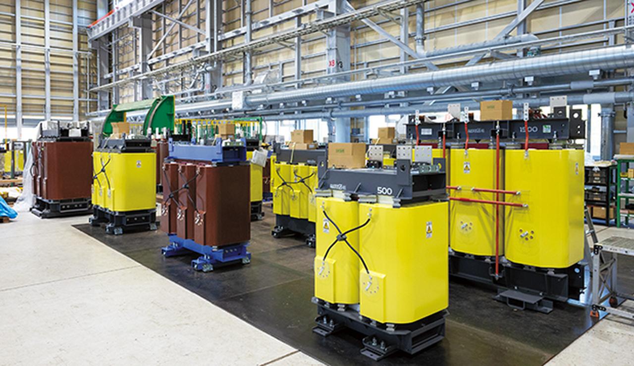 画像: 出荷を待つモールド変圧器