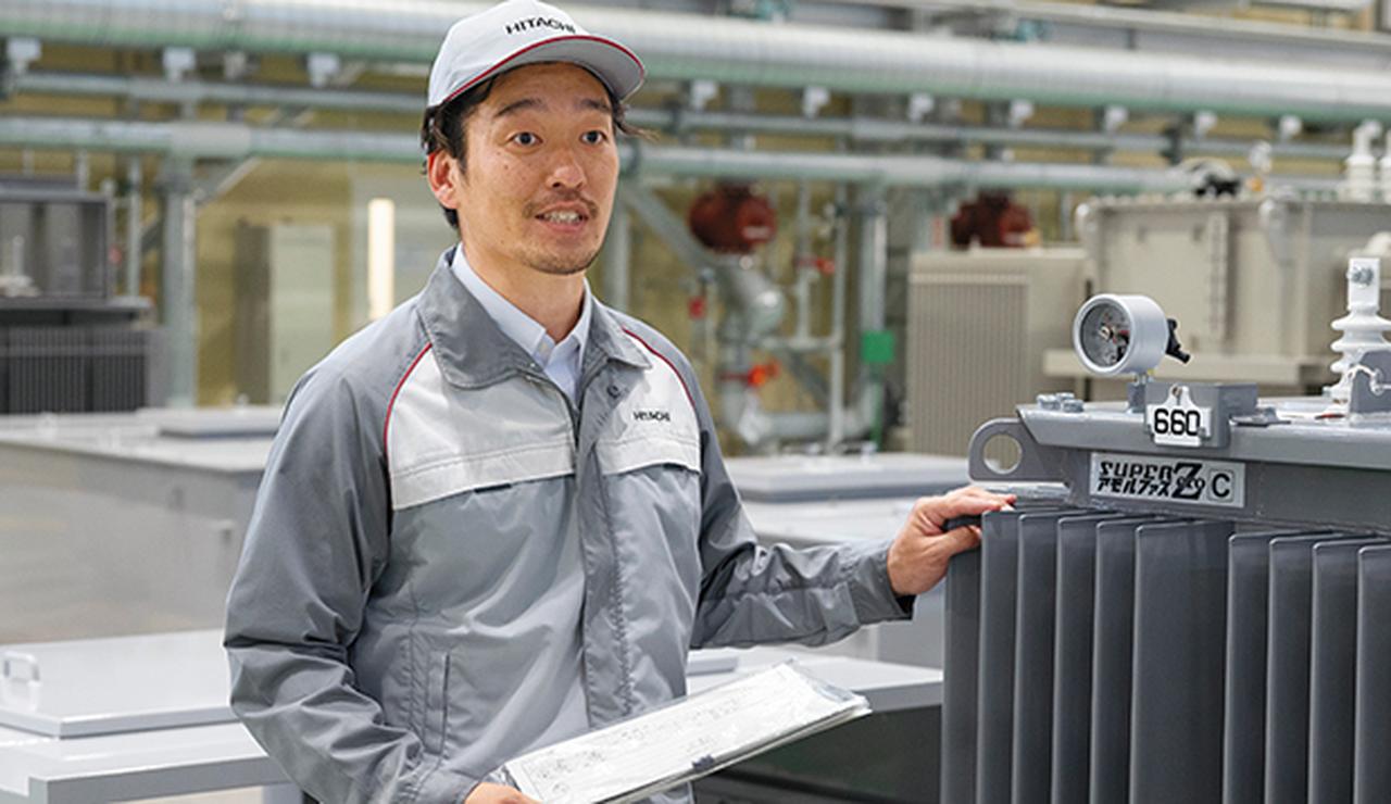 画像: 完成した変圧器の特長を語る御子柴