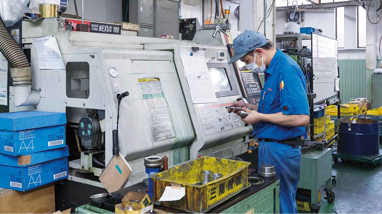 画像: NC施盤で精密に加工された製品をチェック