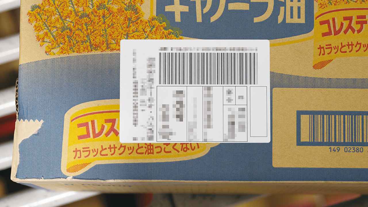 画像: 圧縮エアーの力でケースにラベルを貼りつける