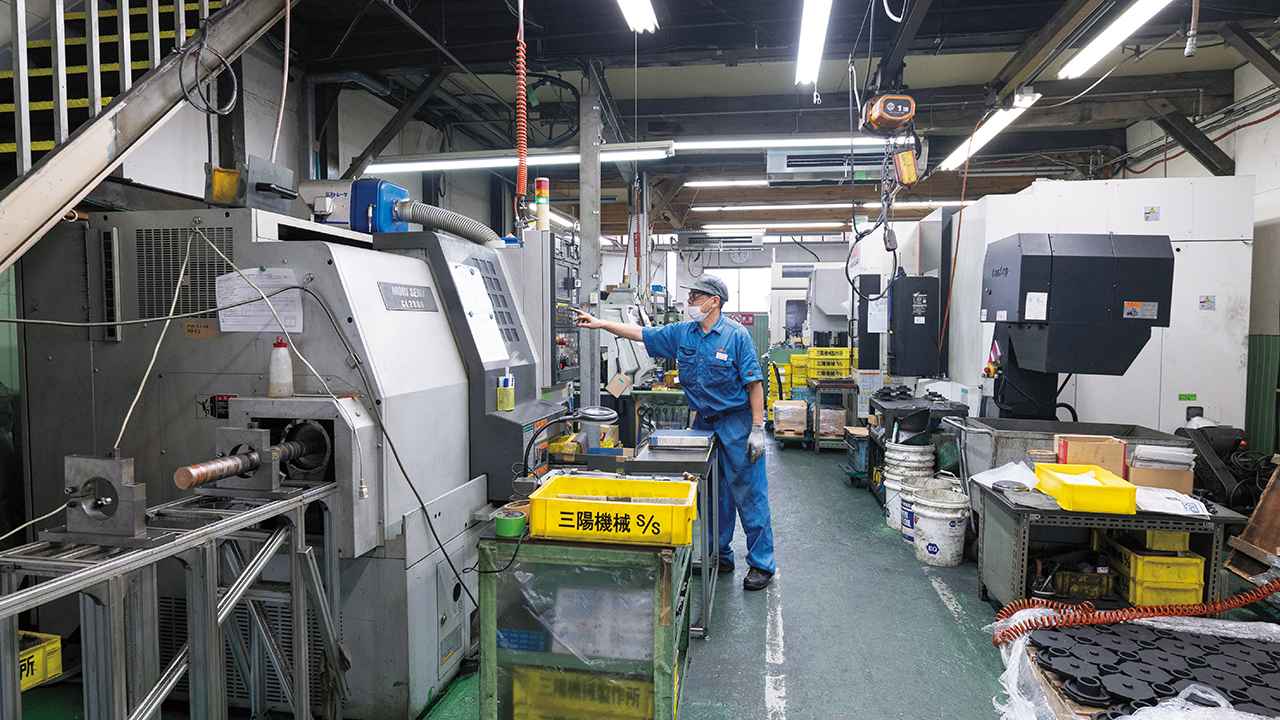 画像: 同時5軸縦型マシニングセンタなどの設備を揃えた本社工場