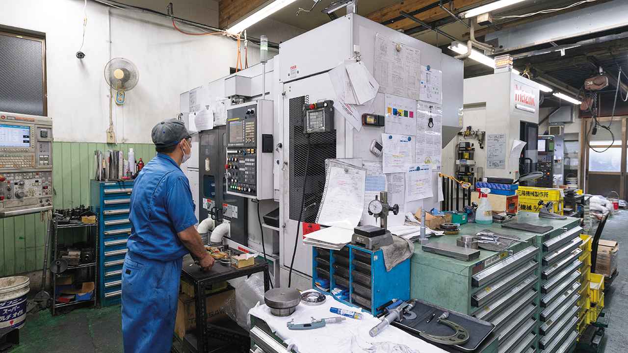 画像: NC施盤（手前）と複合加工機（奥）