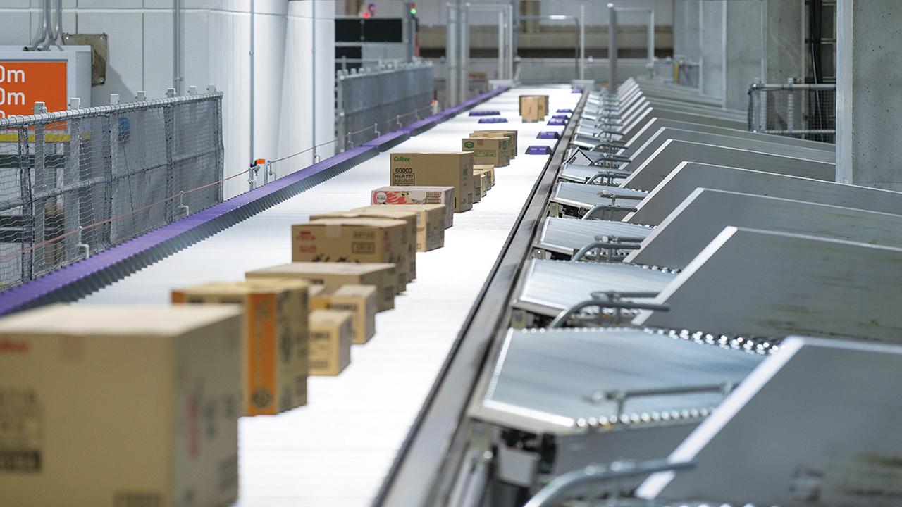 画像: 配送方面・店舗別に仕分けられていく