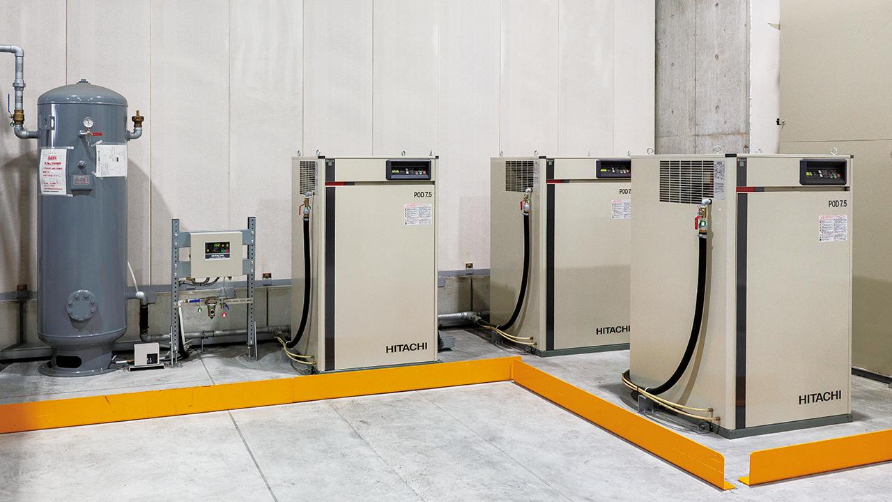 画像: 日立圧縮機がつくる圧縮エアーは、ソーターシステム内のセンサの清掃やラベラーのラベル貼りの動力に使用されている