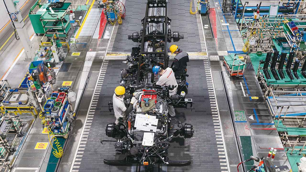 画像: 車両組立工程におけるエンジンの取付