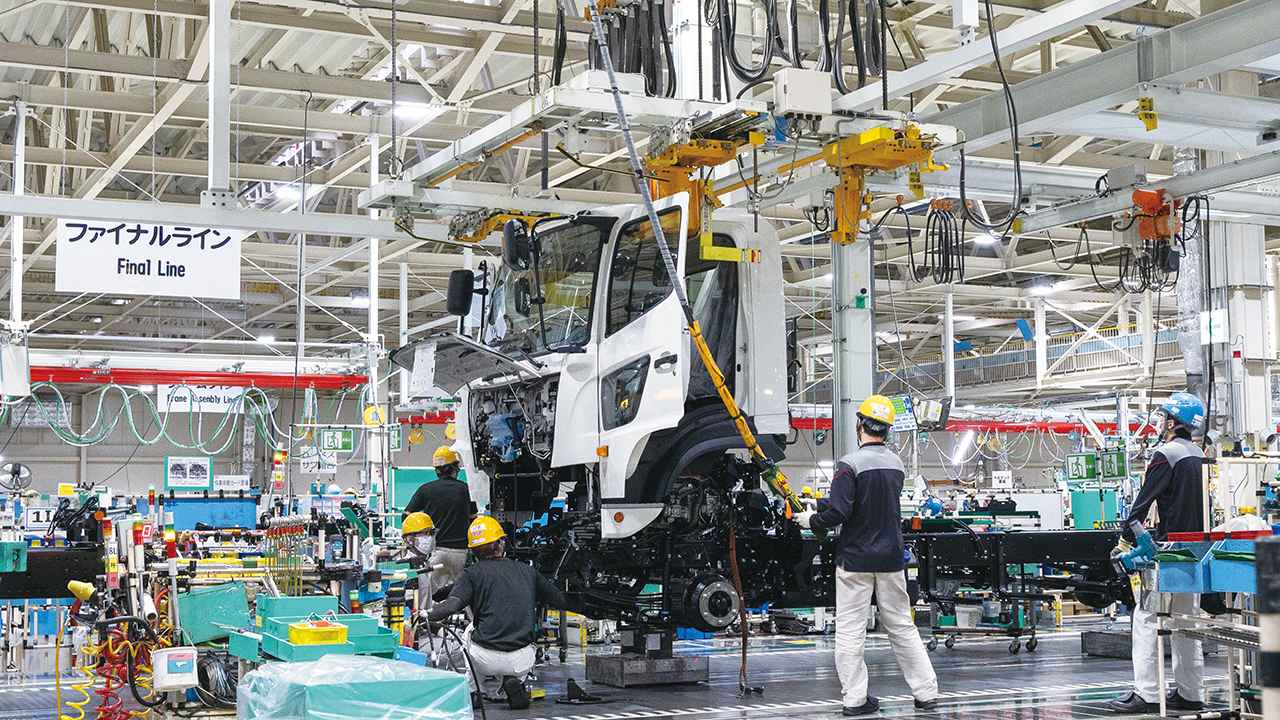 画像: 工場の中央に置かれた車両組立工程