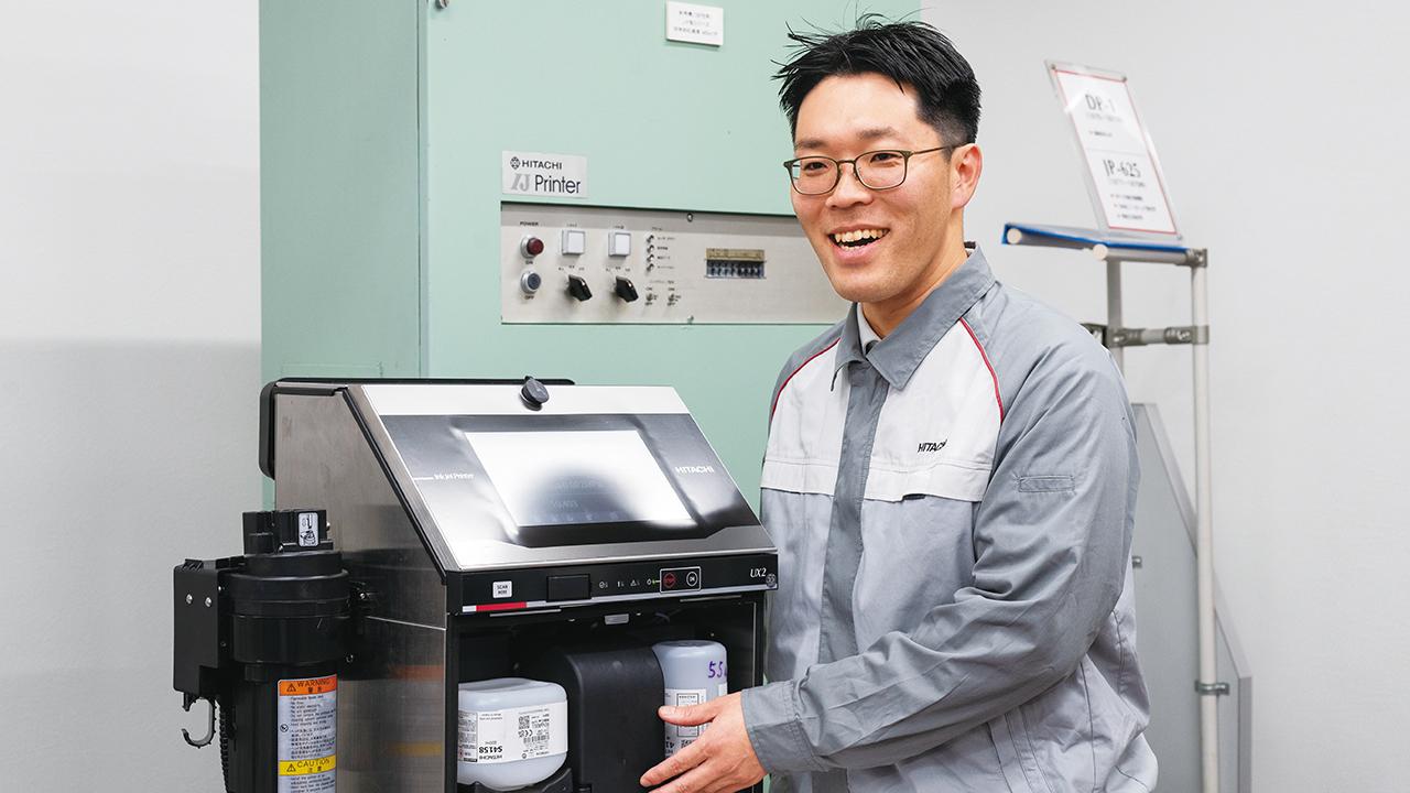 画像: 最新機種UX2の特長について説明する前田