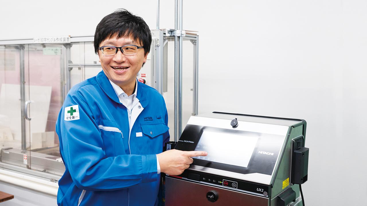 画像: 最新機種UX2のソフト開発について説明する邱