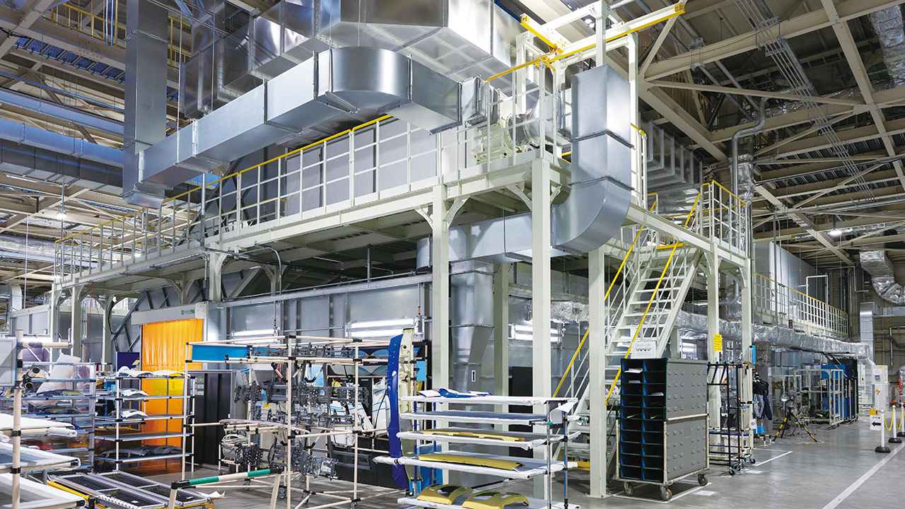 画像: 約90℃の温水として回収された 熱エネルギーが活用されている樹脂塗装工程