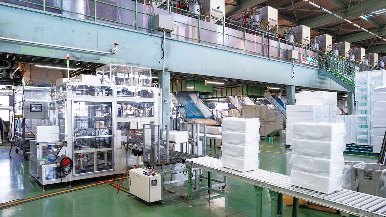 画像: 成型された製品は整列され、内袋入り製品として加工される