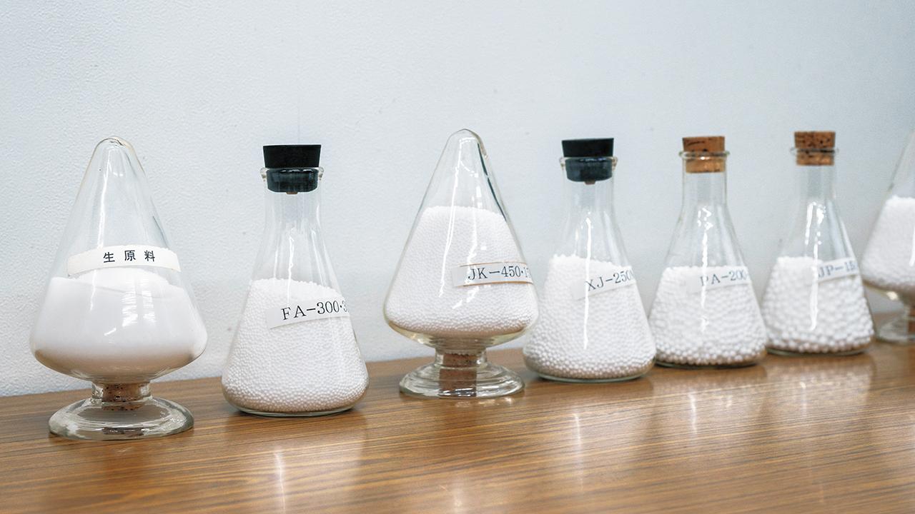 画像: 発泡スチロールの生原料（左端）とさまざまな倍率で発泡されたビーズ