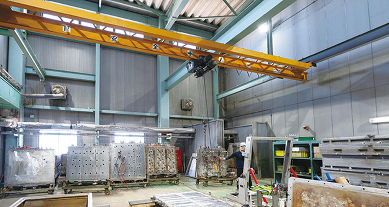 画像: 工場内で金型などを搬送する 日立天井クレーン