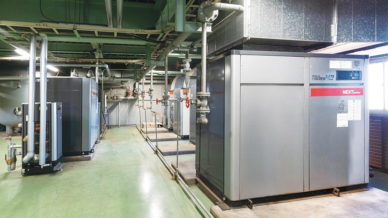 画像: 日立給油式スクリュー圧縮機が並ぶコンプレッサー室