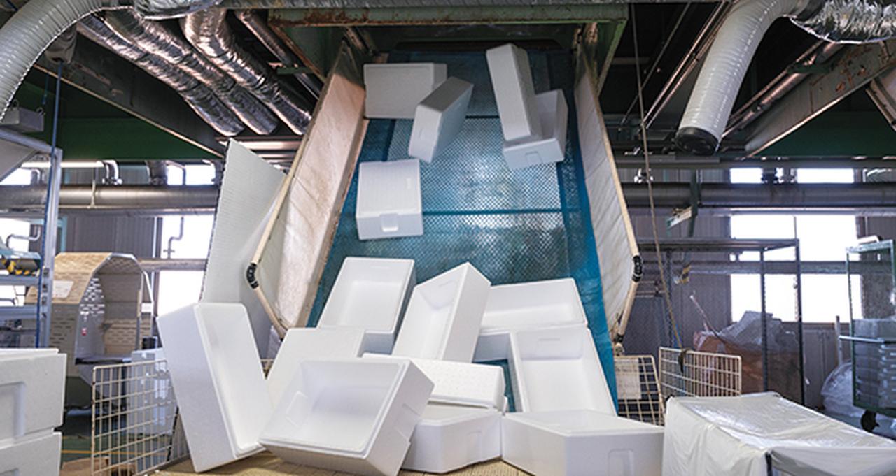 画像: 成型機より製品が次々と出てくる