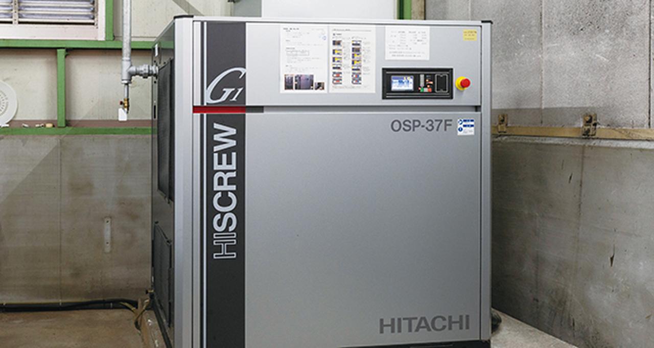 画像: 生産ラインの動力を担う日立空気圧縮機（左、右）