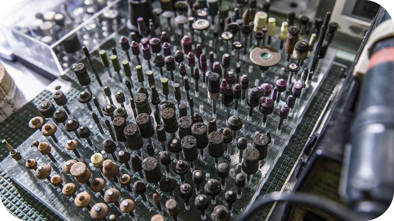画像: バラエティに富んだ工具。磨き方で使い分ける。