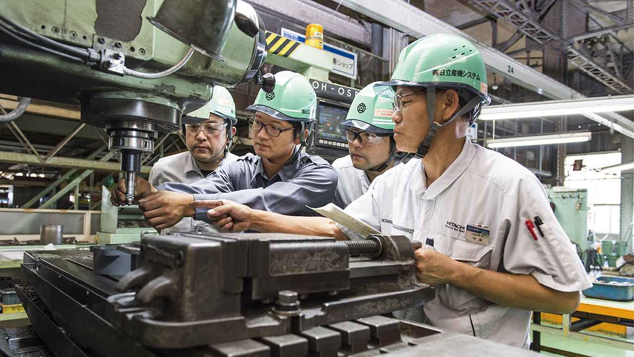 画像: 「加工技術だけじゃなく、人に教える腕もピカイチです。」と、後輩たち。