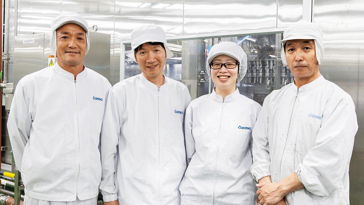 画像: 大関株式会社 製品部製品グループの皆さま 濱本様、大滝様、林田様、前田様(左より)