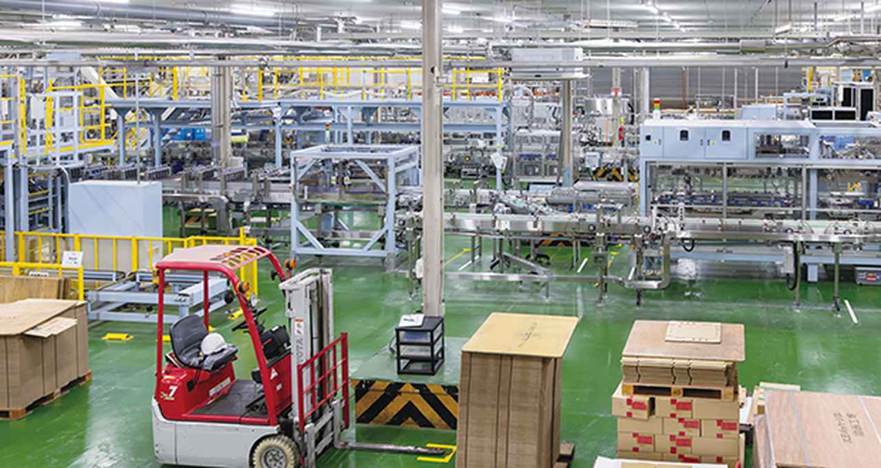 画像: 第二瓶詰め工場の生産ライン全景
