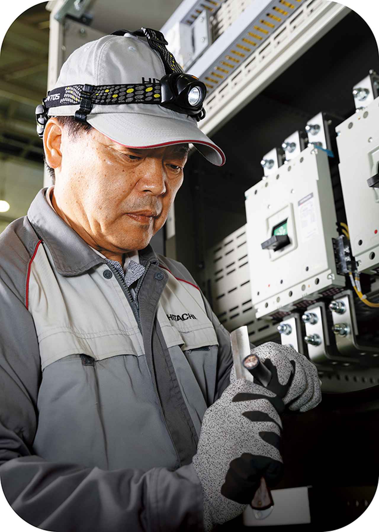 画像: コードの絶縁被覆をはぐ作業