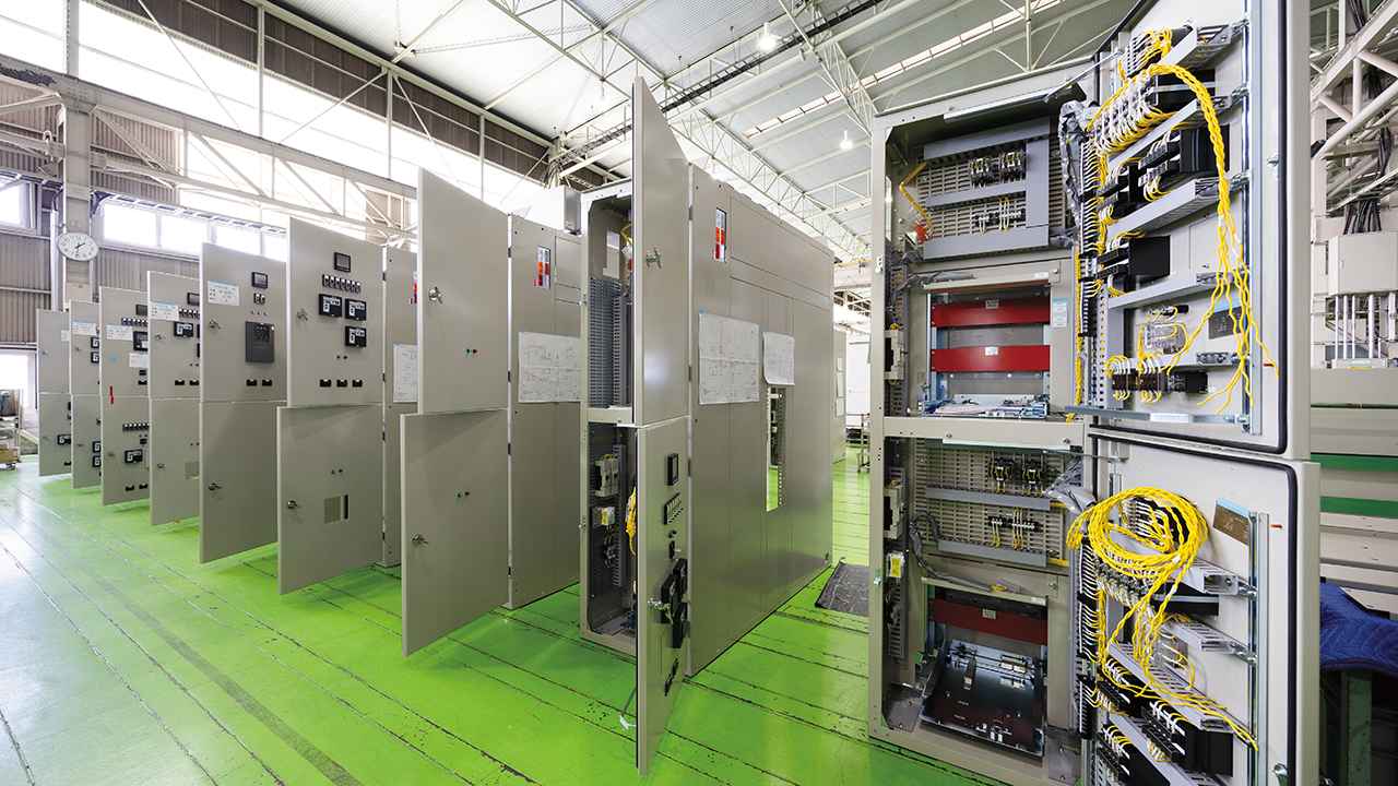 画像: 遮断機を制御するための盤である高圧スイッチギヤ