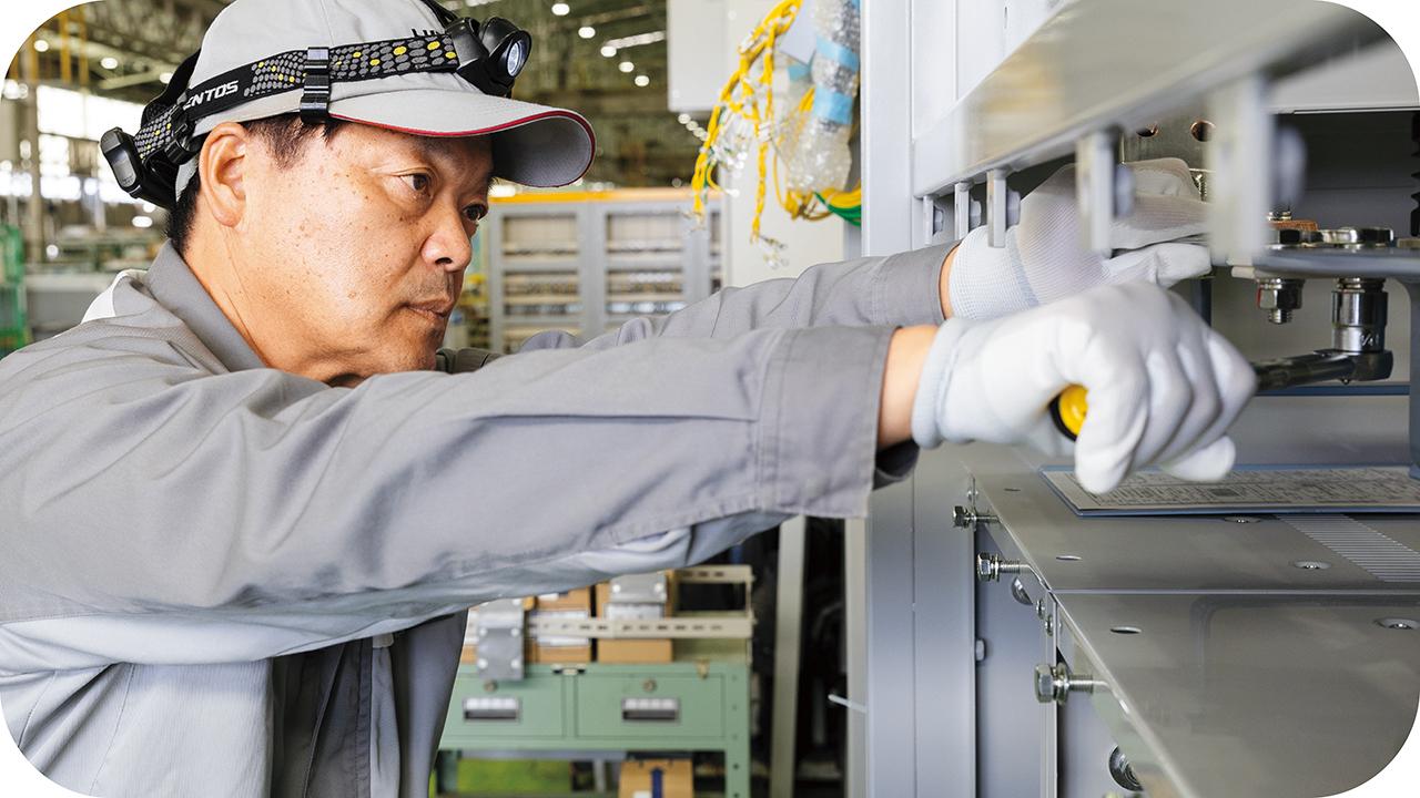 画像: 導体の接続部を規定トルクで締め付ける