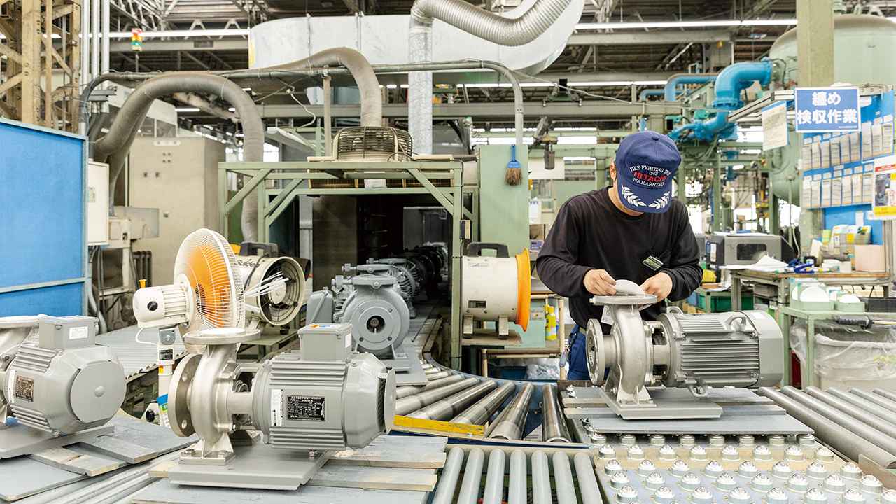 画像: ステンレス製モートルポンプ(手前)