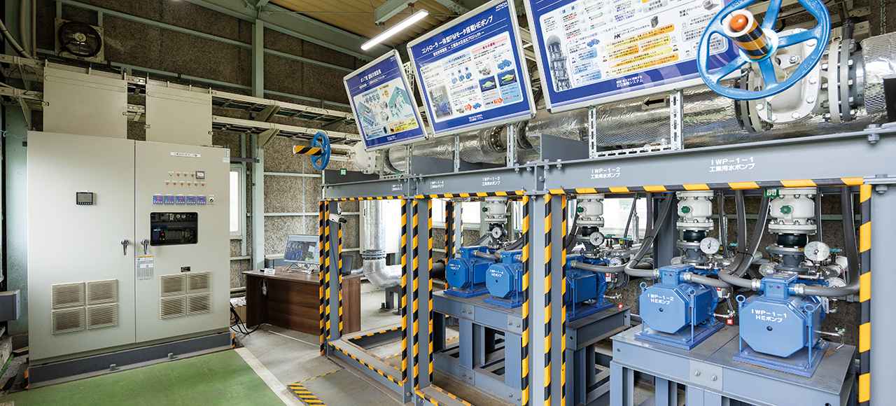 画像: HEポンプ5台が並ぶ習志野事業所 工業用水圧送ポンプシステム