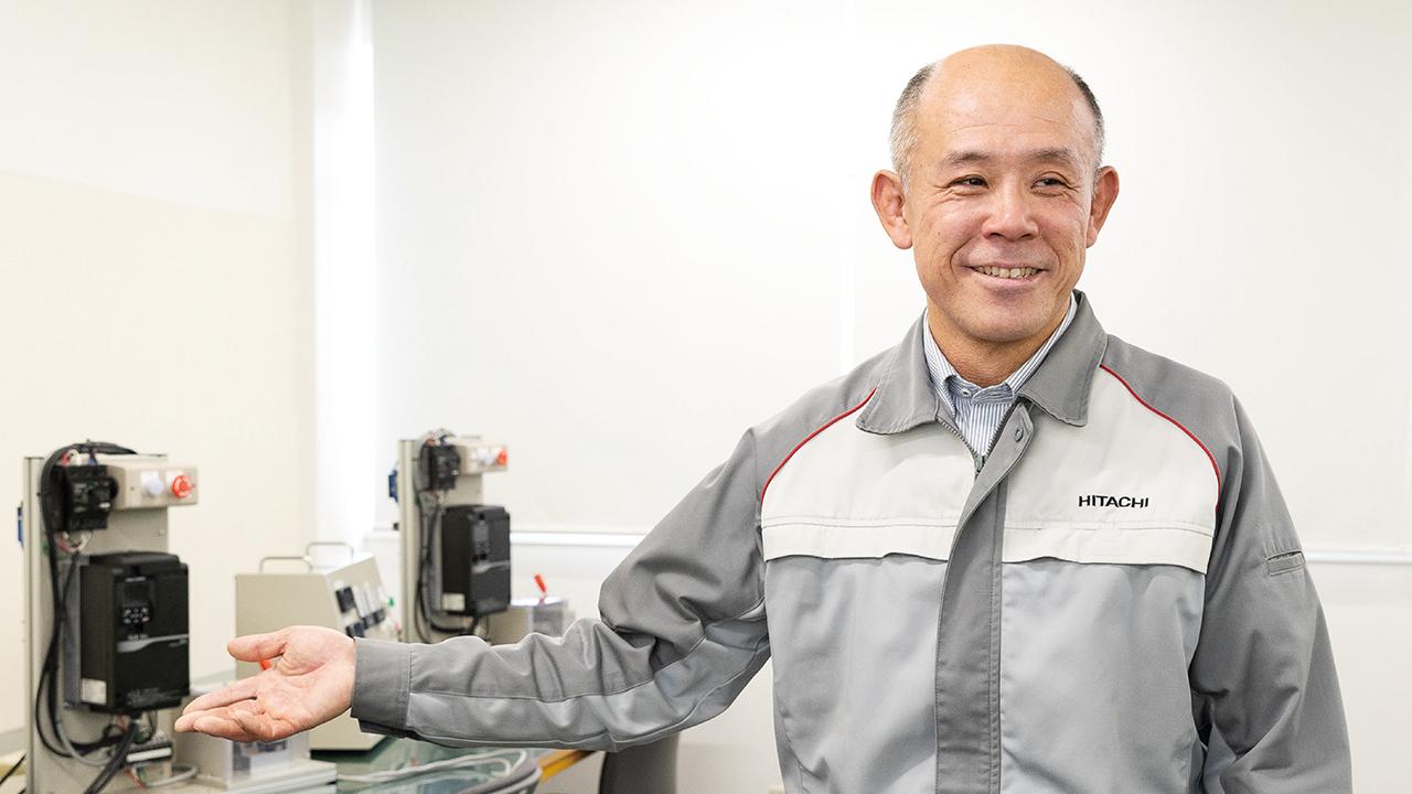 画像: 株式会社 日立産機システム インフラシステム統括本部 ドライブシステム事業部生産管理部 部長 兼 習志野事業所 技術教育センタ センタ長 市来和隆 (2026年3月現在)