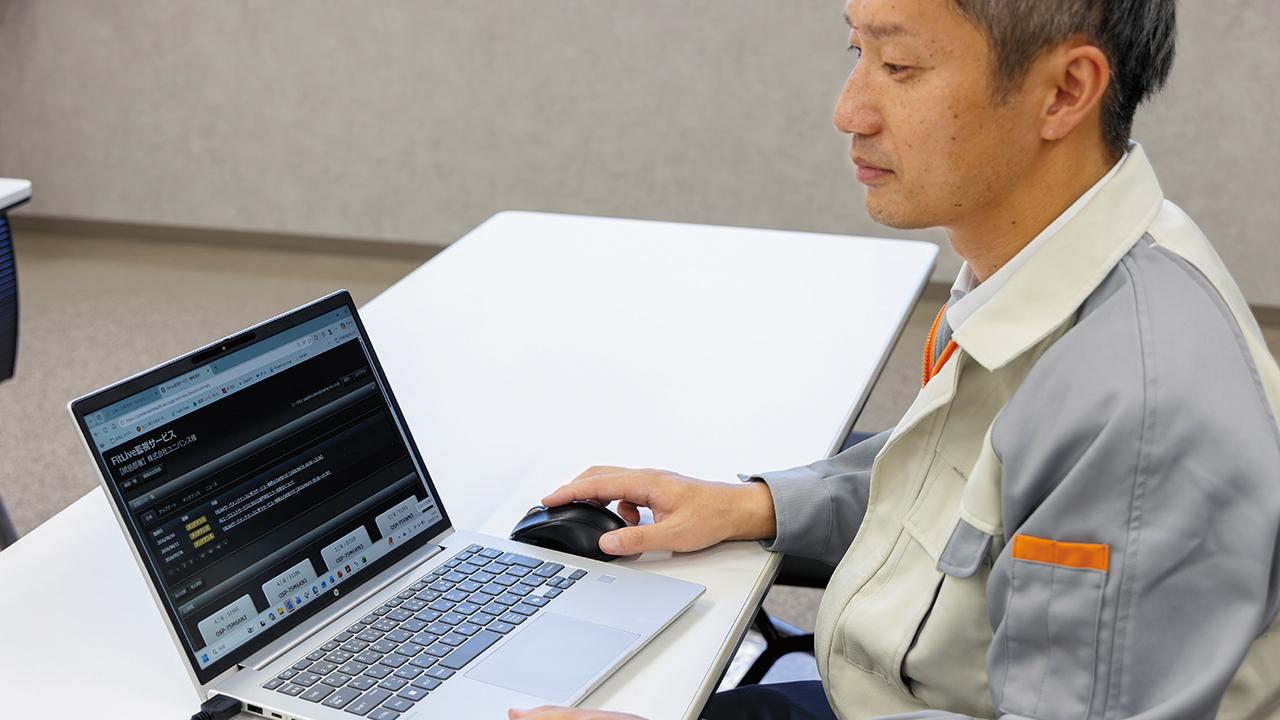 画像: 「FitLive」をチェックする日野様