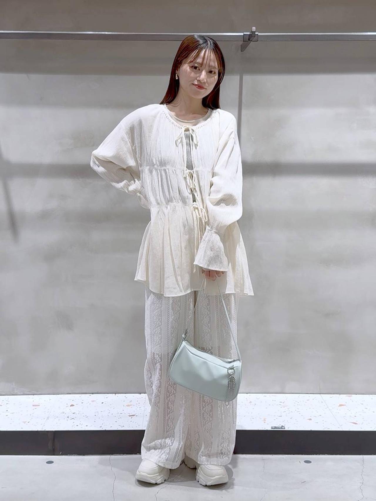 ローリーズファーム】で美人見え！ 大人が似合う「アイボリートップス 