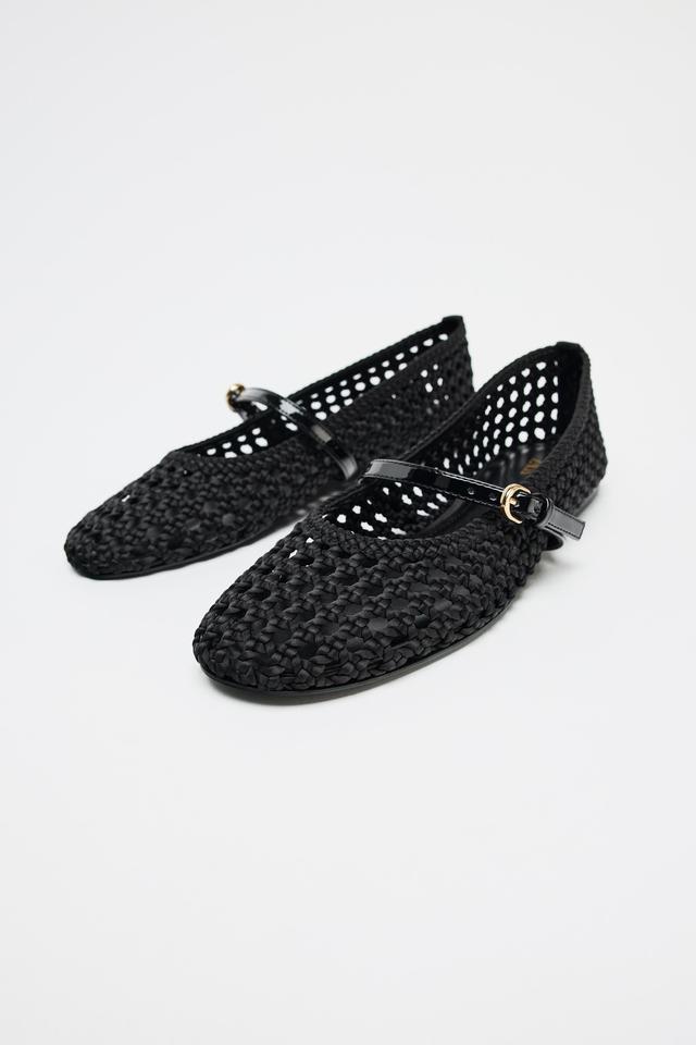 ZARA アイボリー バレエシューズ ストラップ付き ZARA - ザラ バレエシューズ リボン ストラップ フラット
