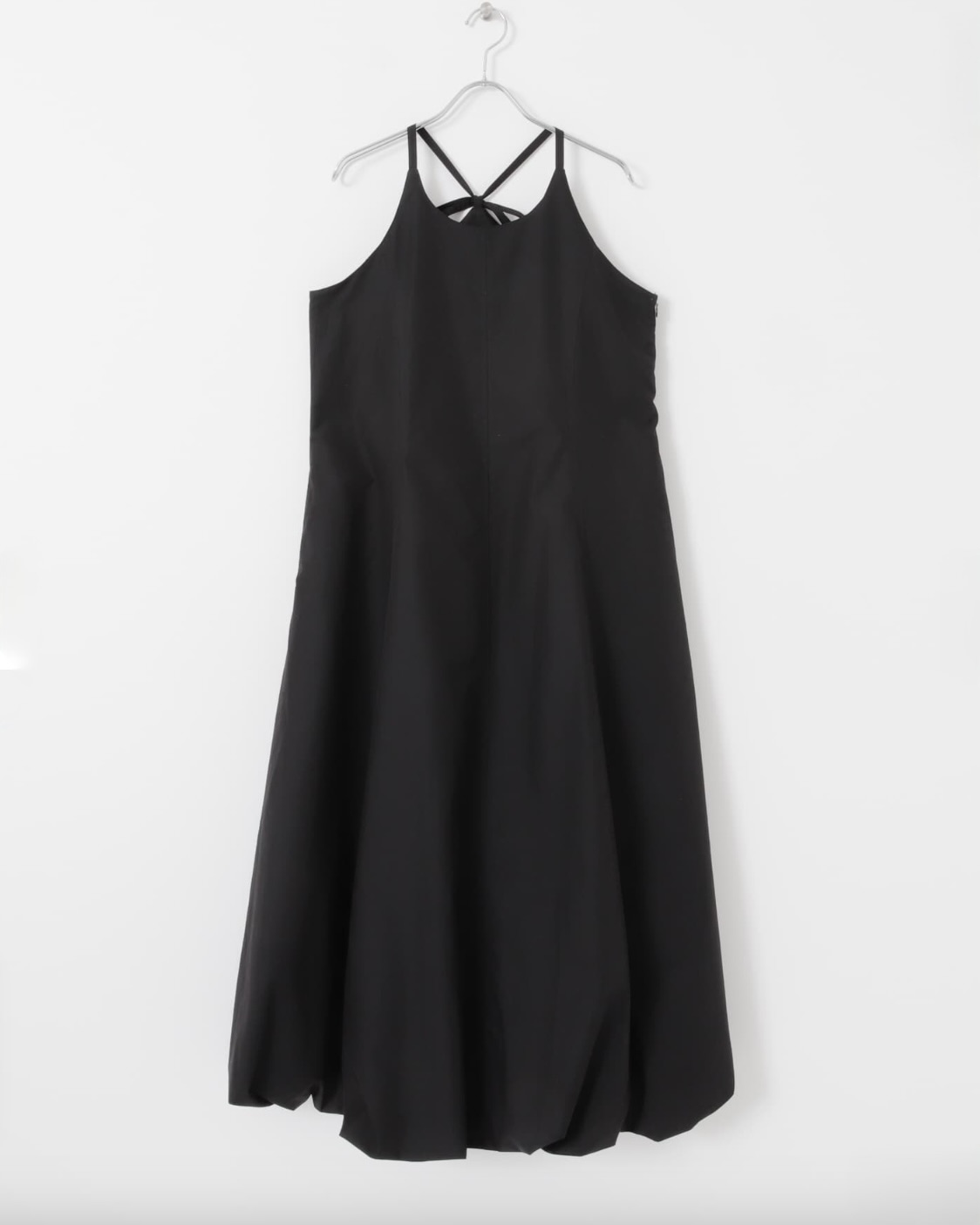画像: バルーンヘムキャミワンピース(ブラック) ¥8,800(アーバンリサーチ サニーレーベル)