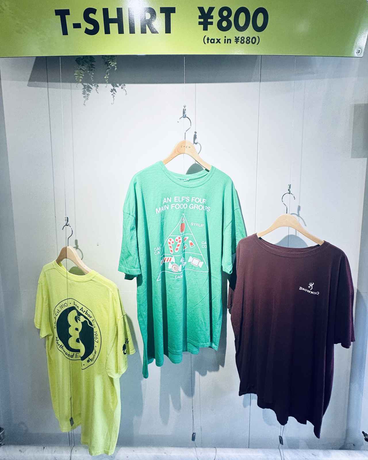 画像: Tシャツ各¥880〜/スリーコインズ www.3coins.jp