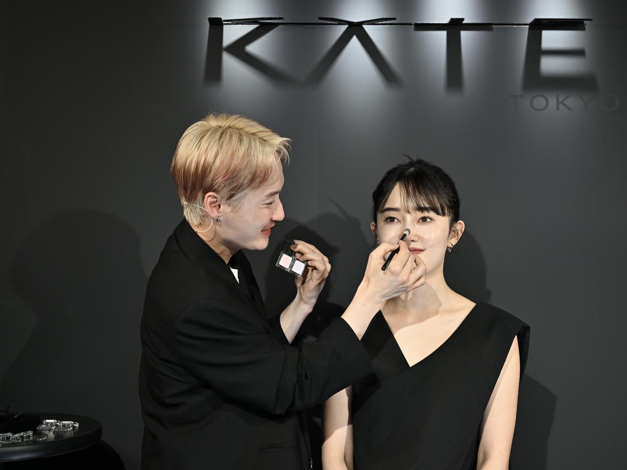 画像: 丁寧にメイクをしていくGENSEIさん。 出典：KATE
