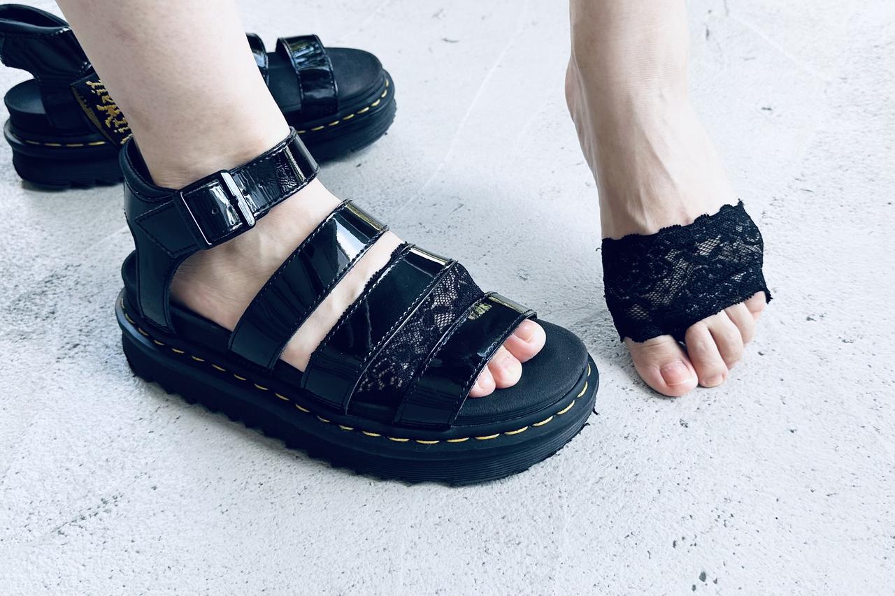 画像: クッション付きレーストングソックス¥330/パル(スリーコインズ) サンダル/ドクターマーチン(エディター私物) www.palcloset.jp