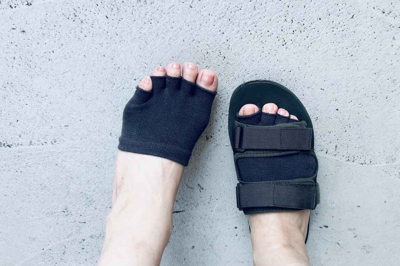 画像: さらっと綿 5本指 パーツソックス¥390/良品計画(無印良品) サンダル/ユニクロ(エディター私物) www.muji.com