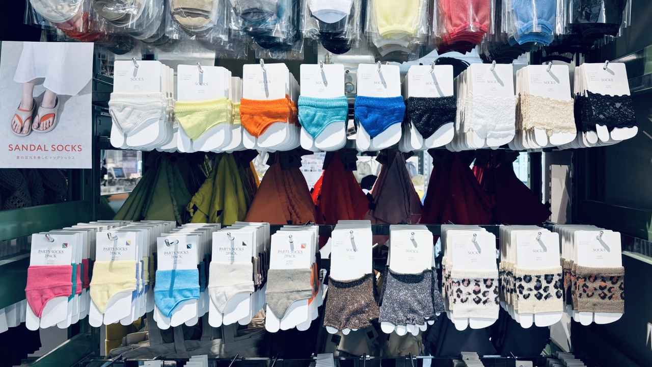 画像: ¥330でさまざまなデザインがそろう『3COINS(スリーコインズ)』のサンダルソックス各種 www.palcloset.jp