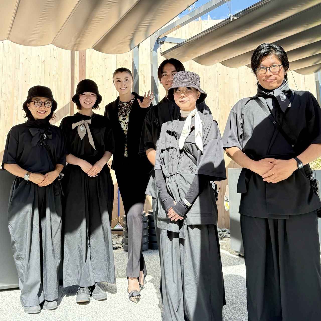 画像: 「日本館」公式アンバサダーの藤原紀香さんとアテンダントのみなさま。黒ずくめは暑くないのかと問うと「肌にまとわりつきにくく、汗をかいてもすぐ乾くので、意外と快適です」 ©️経済産業省