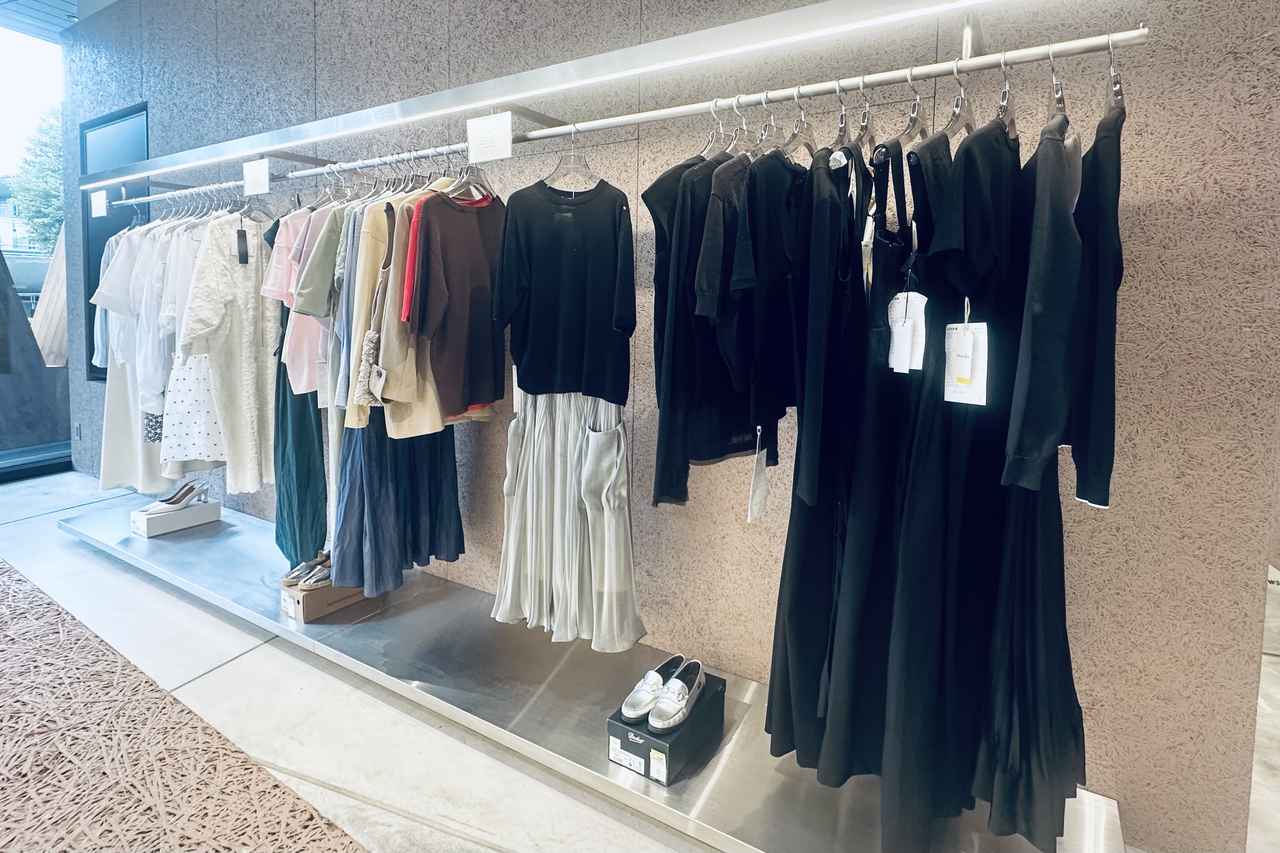 画像: UA本社のVMD管轄のもと、時にはコーディネート提案を交えながら整然と陳列されたウィメンズウェア store.united-arrows.co.jp