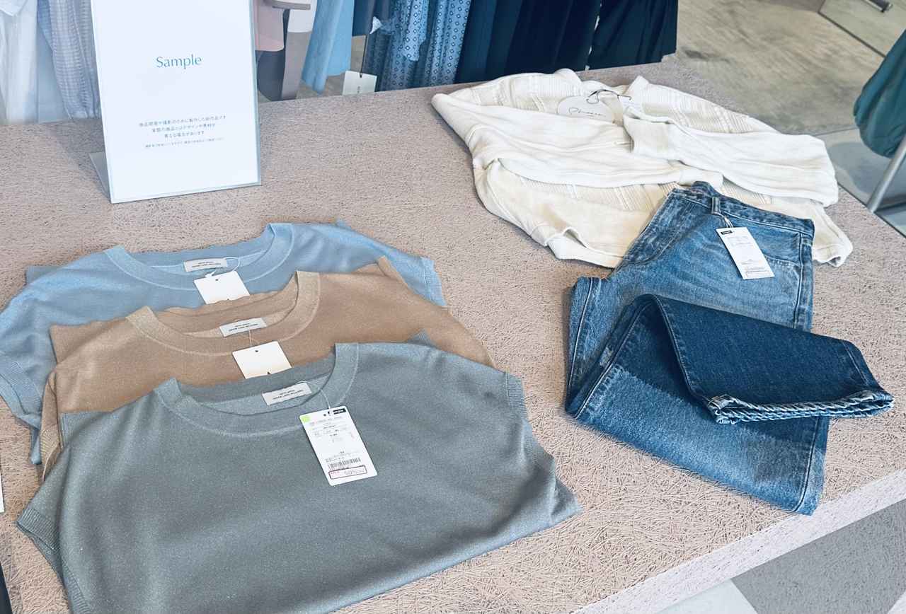 画像: (左)秋らしいスモーキーな色あいが魅力の『ユナイテッドアローズ グリーンレーベル リラクシング(UNITED ARROWS green rabel relaxing.)』のフレンチスリーブラメニット・(右)『フィータ(Pheeta.)』のトップス&デニムはいずれも70%オフ store.united-arrows.co.jp