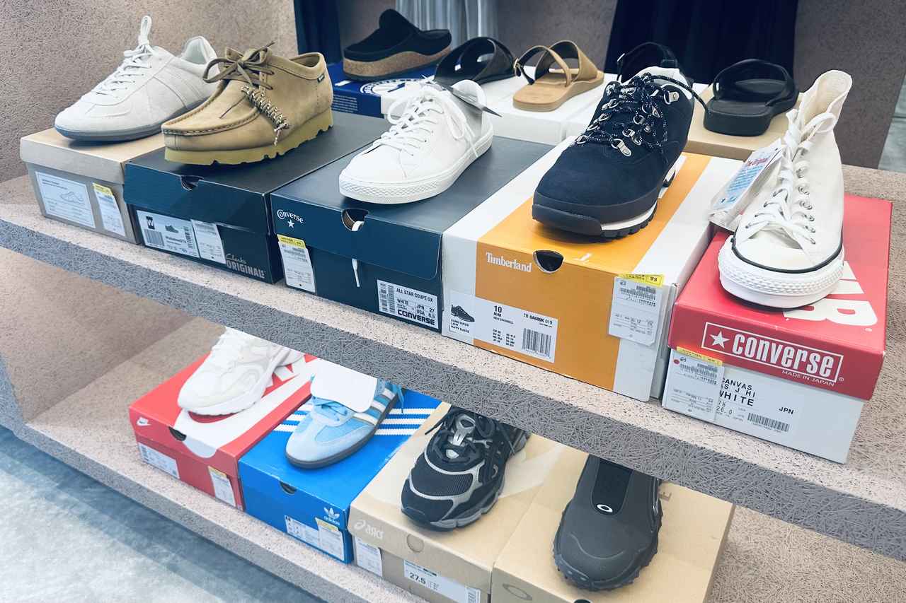 画像: 『コンバース(CONVERSE)』や『ナイキ(NIKE)』との別注モデルが多くそろうスニーカーは、すぐに売れてしまう超人気商品。サイズが合うなら即購入がおすすめ store.united-arrows.co.jp