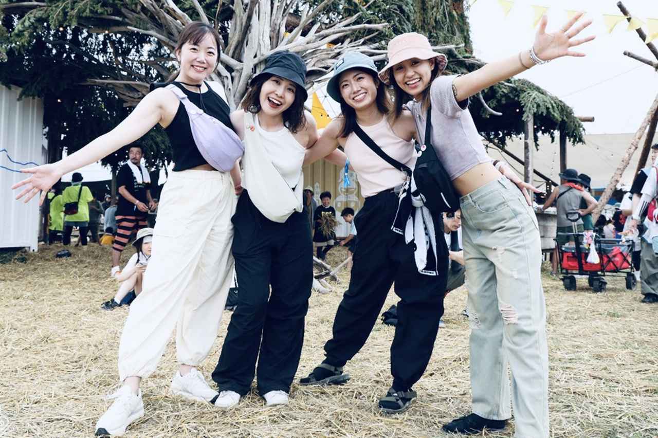 画像: 『ユニクロ』今夏の大ヒットアイテム・ホルターネックブラタンクトップにワイドカーゴパンツやワイドデニムを合わせたY2Kスタイルのガールズチーム。シンプルでヘルシーな肌みせコーデが好印象 ©︎ RISING SUN ROCK FESTIVAL