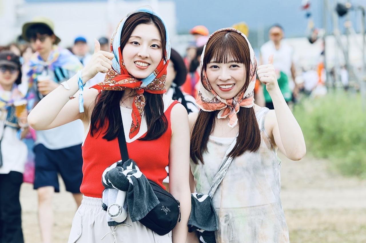 画像: おしゃれと熱中症対策をダブルでかなえる“ほっかむり”勢が急増中! 見た目も華やかで気分が上がるうえ、頭に巻いて日よけ役に、肩に巻いて防寒役にと大活躍なのだそう ©︎ RISING SUN ROCK FESTIVAL