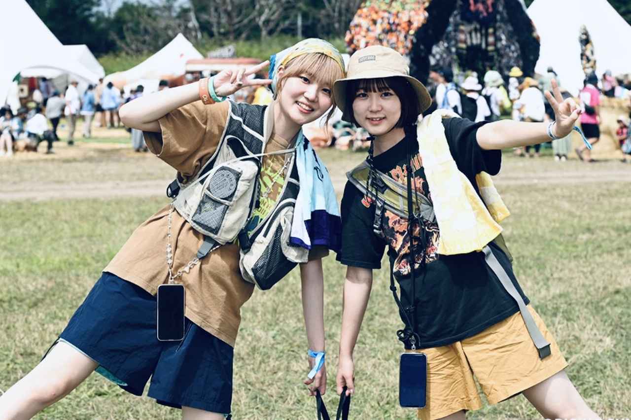 画像: バンドTシャツ×ハーフパンツのシンプルコーデにフィッシングベストを羽織れば即おしゃれ見え! メッシュ素材を使った通気性の高いモデルは軽量設計で、長時間の着用でもノンストレスなのだそう ©︎ RISING SUN ROCK FESTIVAL