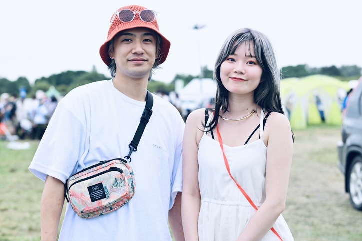 画像: 汚れやすさからアウトドアでは敬遠されがちな白を主役に着こなしていたおしゃれカップル。ハットやボディバッグなど小物でカラーアクセントを取り入れたさわやかなスタイルは、会場でひときわ目立っていました! ©︎ RISING SUN ROCK FESTIVAL