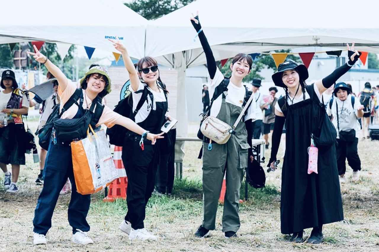 画像: ガーデニングサロペット&ガーデニングサロペットスカートを着た“#ワークマン女子”チーム。撥水性に優れているため、雨や泥はねを気にせず気兼ねなくフェスを楽しめるためおそろいで買ったそう ©︎ RISING SUN ROCK FESTIVAL
