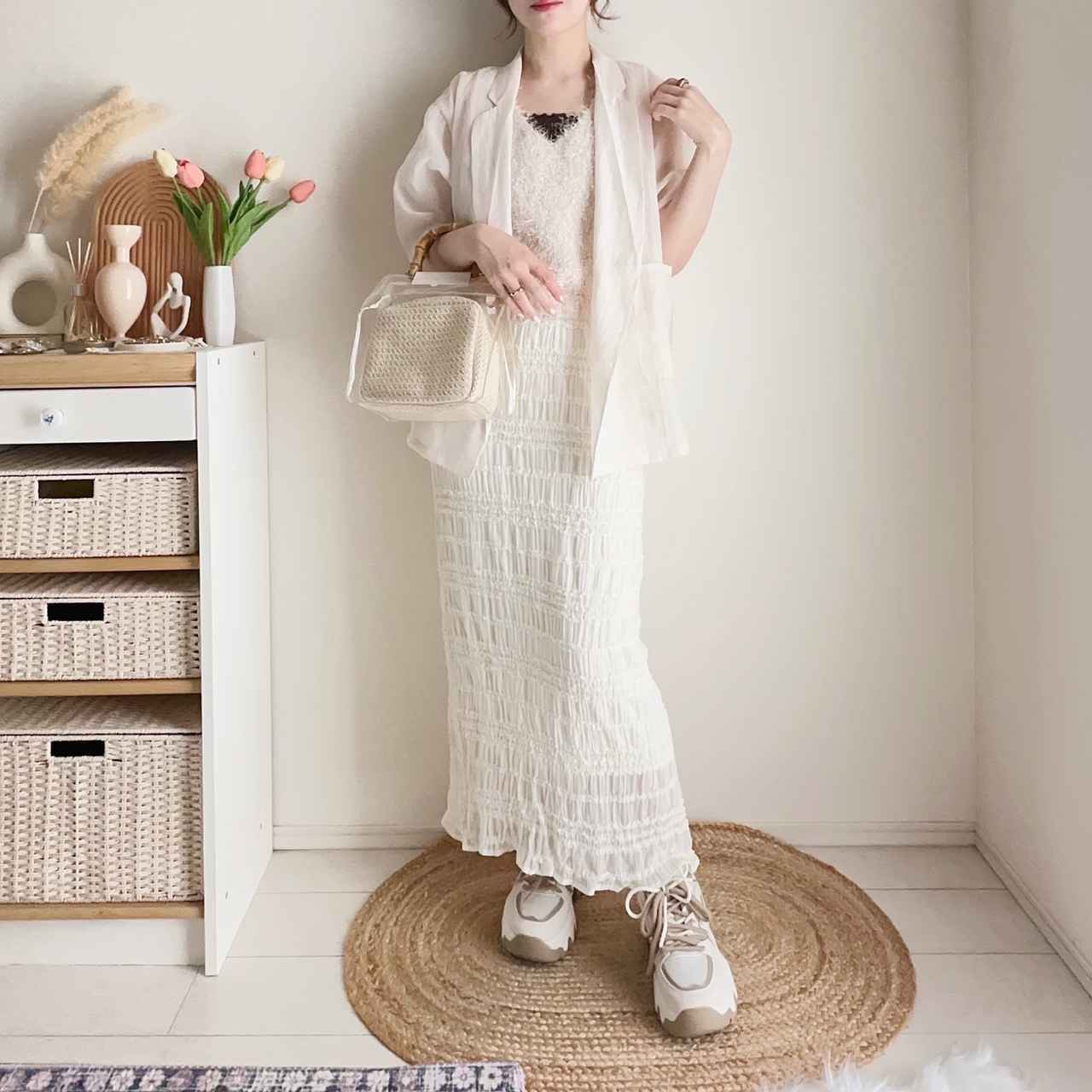 画像: ホワイトコーデにブラウン差し