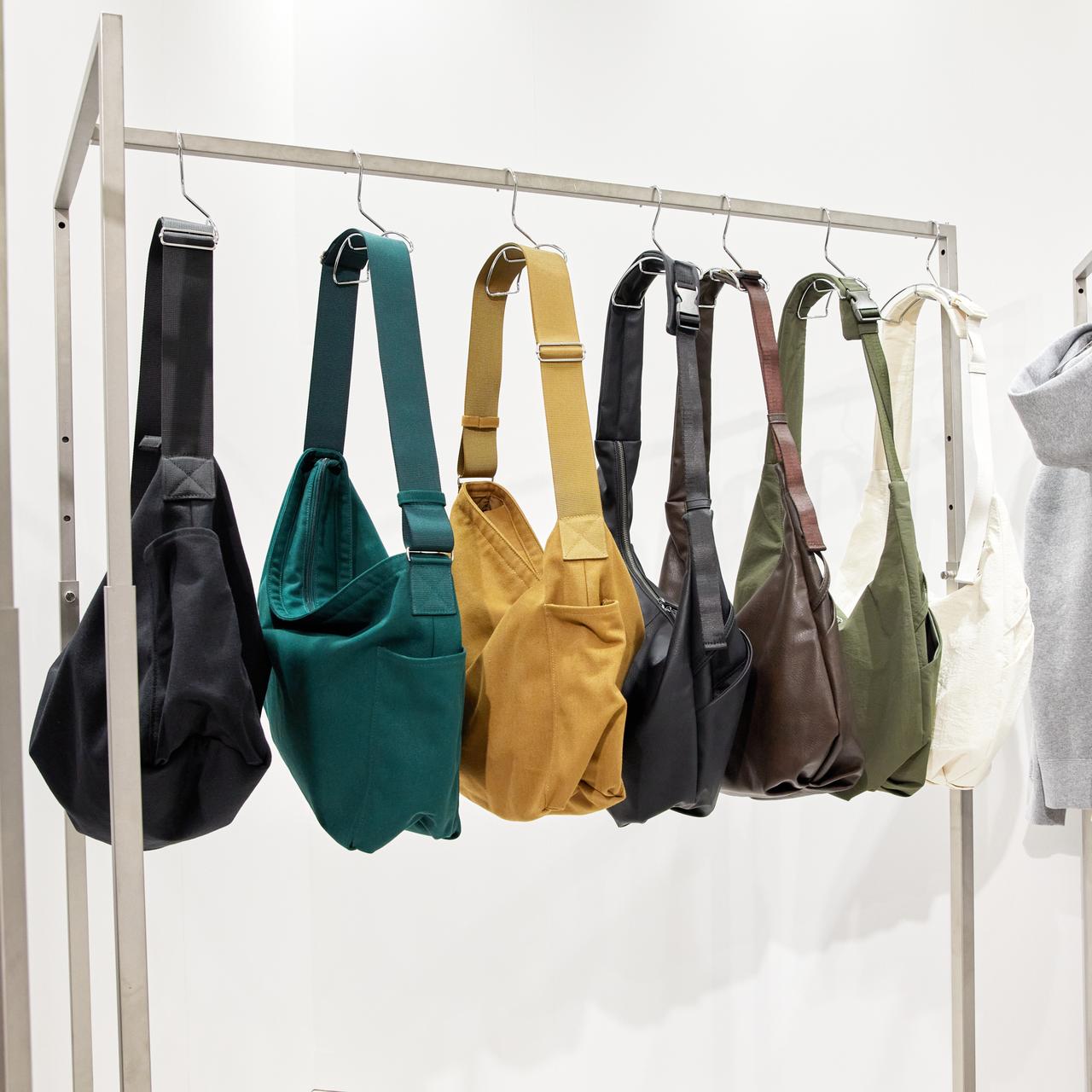 画像: 左3点:キャンバスショルダーバッグ ¥2,990※一部店舗およびオンラインストアのみ販売、中2点:コクーンショルダーバッグ ¥2,990、右2点:ソフトナイロンコクーンショルダーバッグ ¥2,990(いずれも税込)